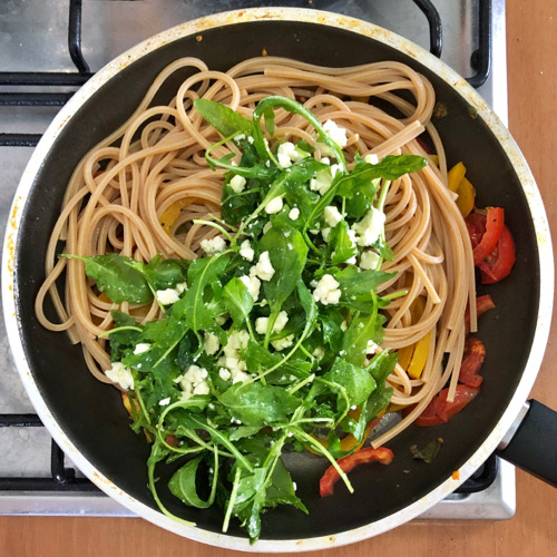 Spaghetti integrali<br/>con feta e verdure