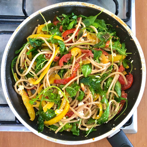 Spaghetti integrali<br/>con feta e verdure