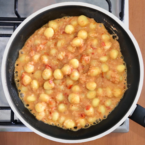 Gnocchi con salsa di gamberetti