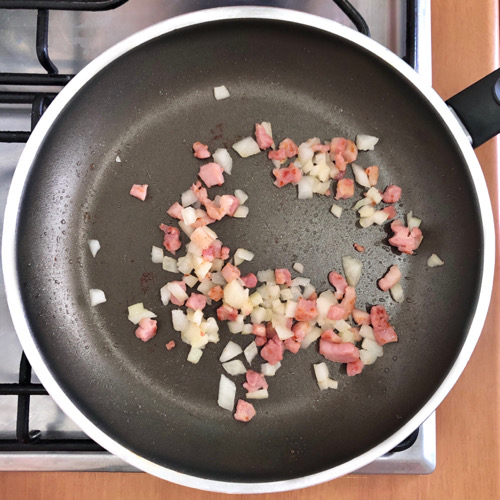 Pasta con pancetta e pomodoro