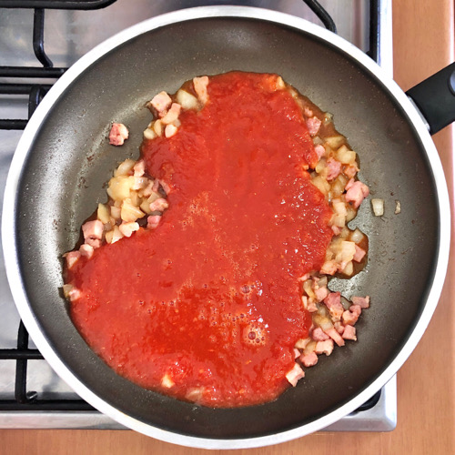 Pasta con pancetta e pomodoro