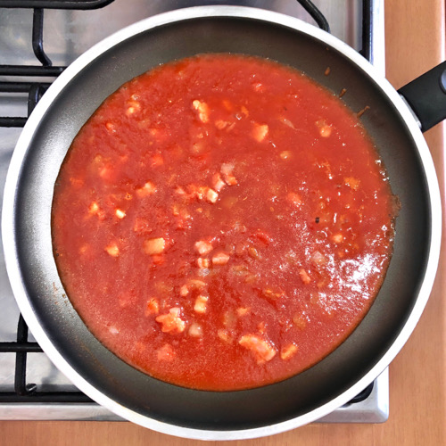 Pasta con pancetta e pomodoro