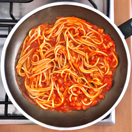 Pasta con pancetta e pomodoro