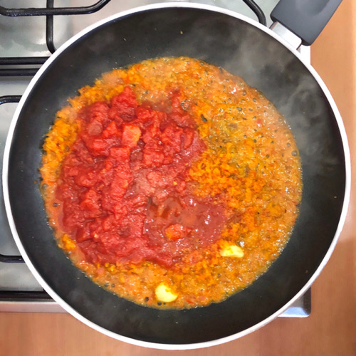 Pasta con salsa ai peperoni