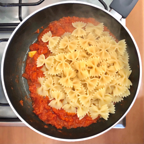 Pasta con salsa ai peperoni