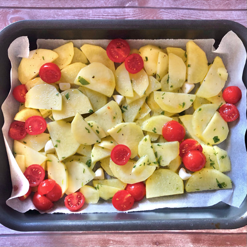 Patate con pomodorini al forno