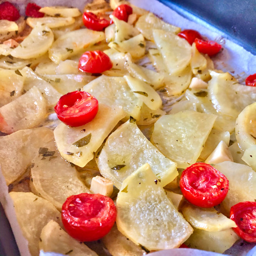 Patate con pomodorini al forno