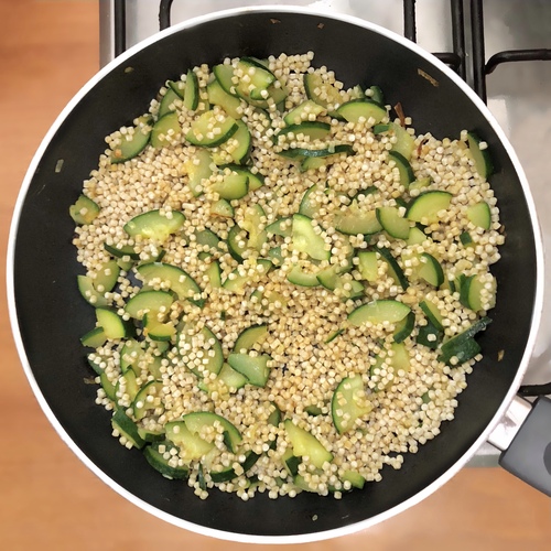 Fregola con gamberetti e zucchine