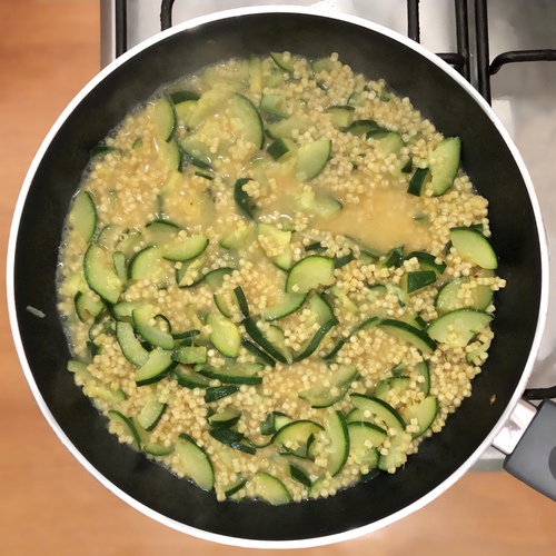 Fregola con gamberetti e zucchine